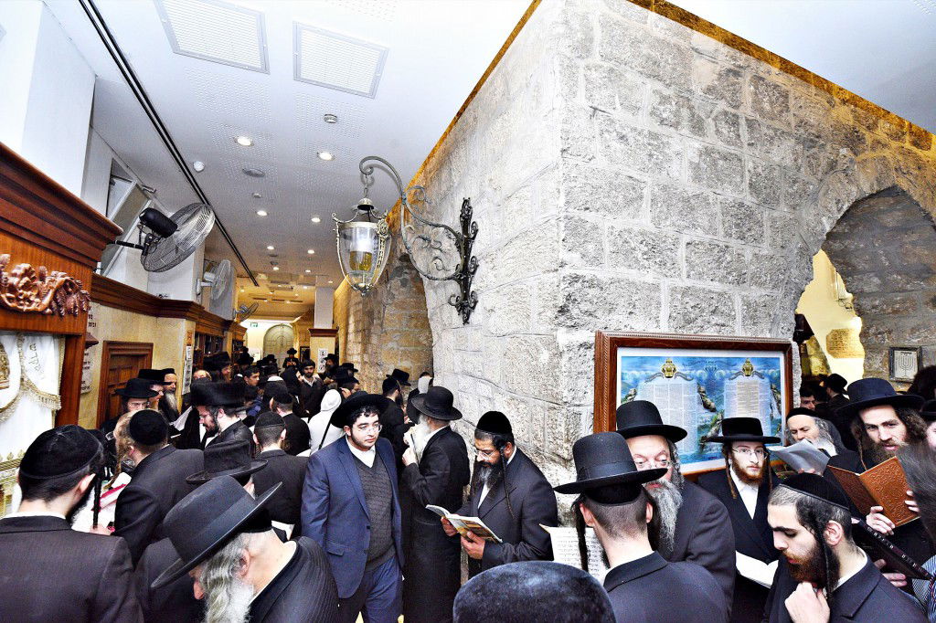 המונים פקדו את קברה של 'מאמע רחל' • תיעוד נרחב