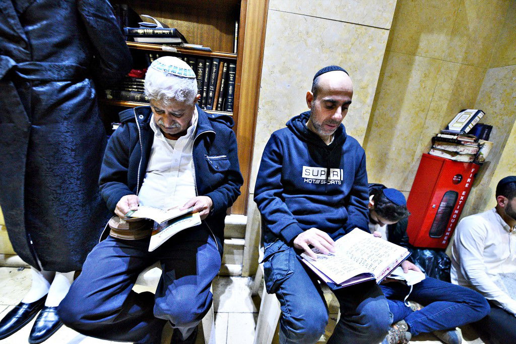 המונים פקדו את קברה של 'מאמע רחל' • תיעוד נרחב