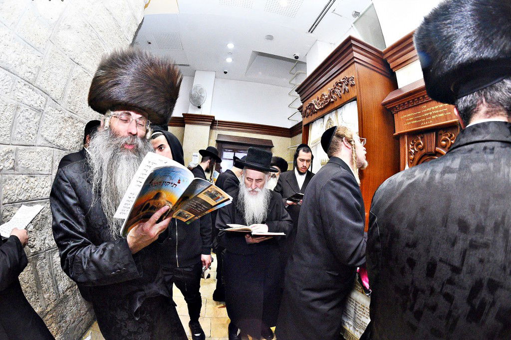 המונים פקדו את קברה של 'מאמע רחל' • תיעוד נרחב