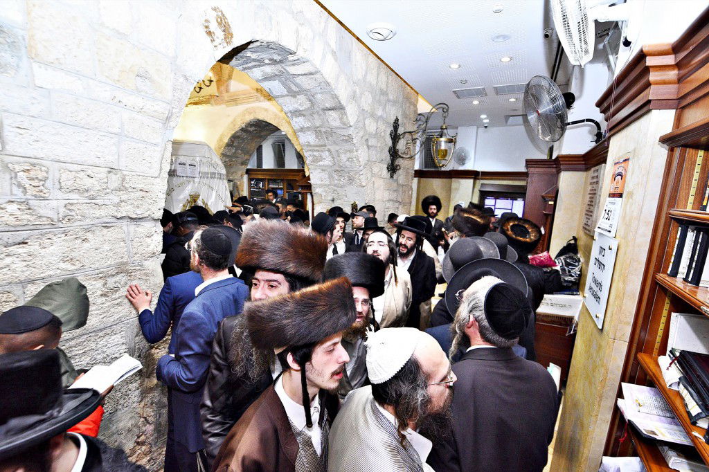 המונים פקדו את קברה של 'מאמע רחל' • תיעוד נרחב