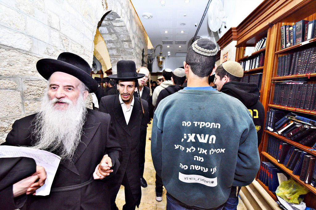 המונים פקדו את קברה של 'מאמע רחל' • תיעוד נרחב