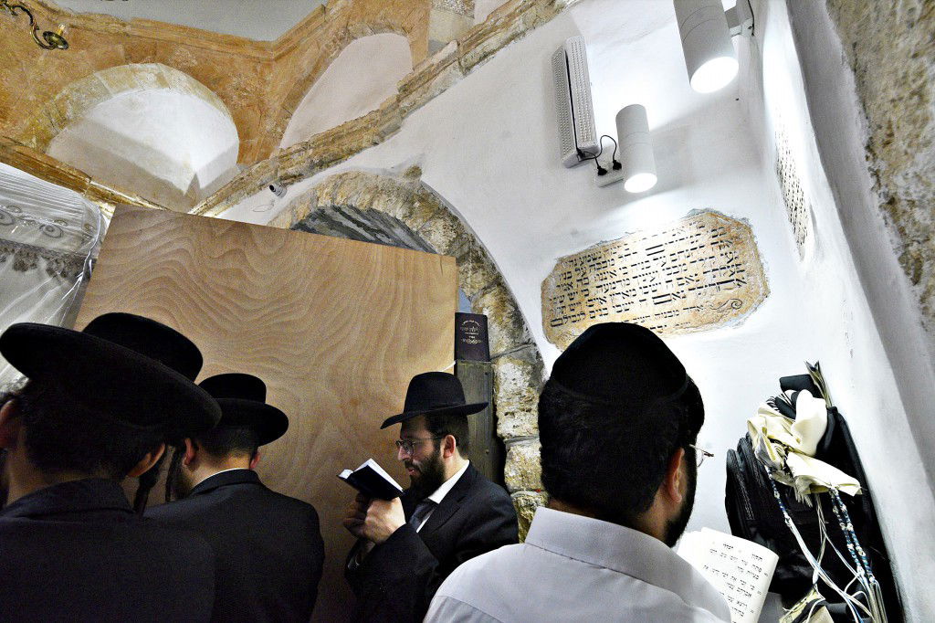 המונים פקדו את קברה של 'מאמע רחל' • תיעוד נרחב