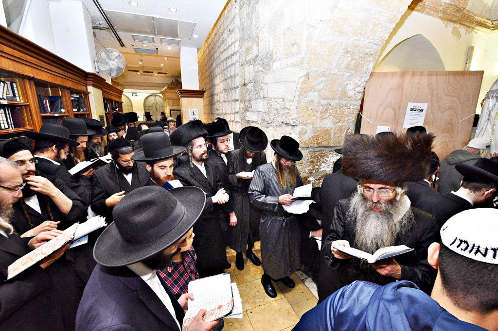 המונים פקדו את קברה של 'מאמע רחל' • תיעוד נרחב