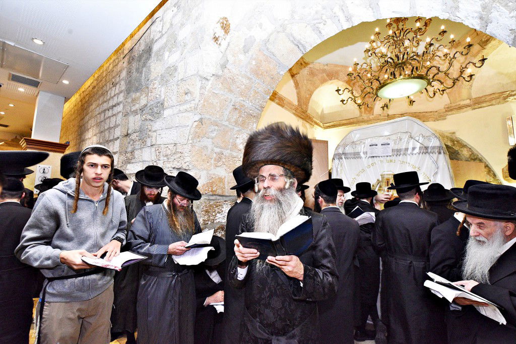 המונים פקדו את קברה של 'מאמע רחל' • תיעוד נרחב