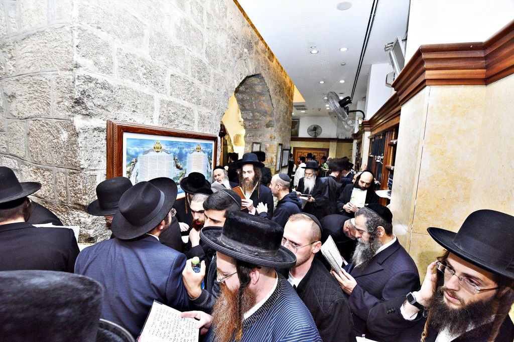 המונים פקדו את קברה של 'מאמע רחל' • תיעוד נרחב