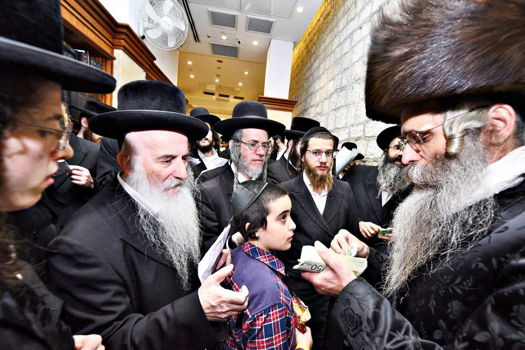 המונים פקדו את קברה של 'מאמע רחל' • תיעוד נרחב