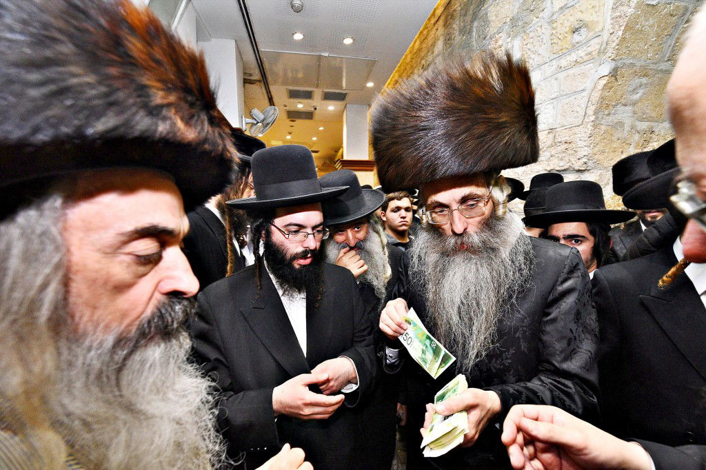 המונים פקדו את קברה של 'מאמע רחל' • תיעוד נרחב