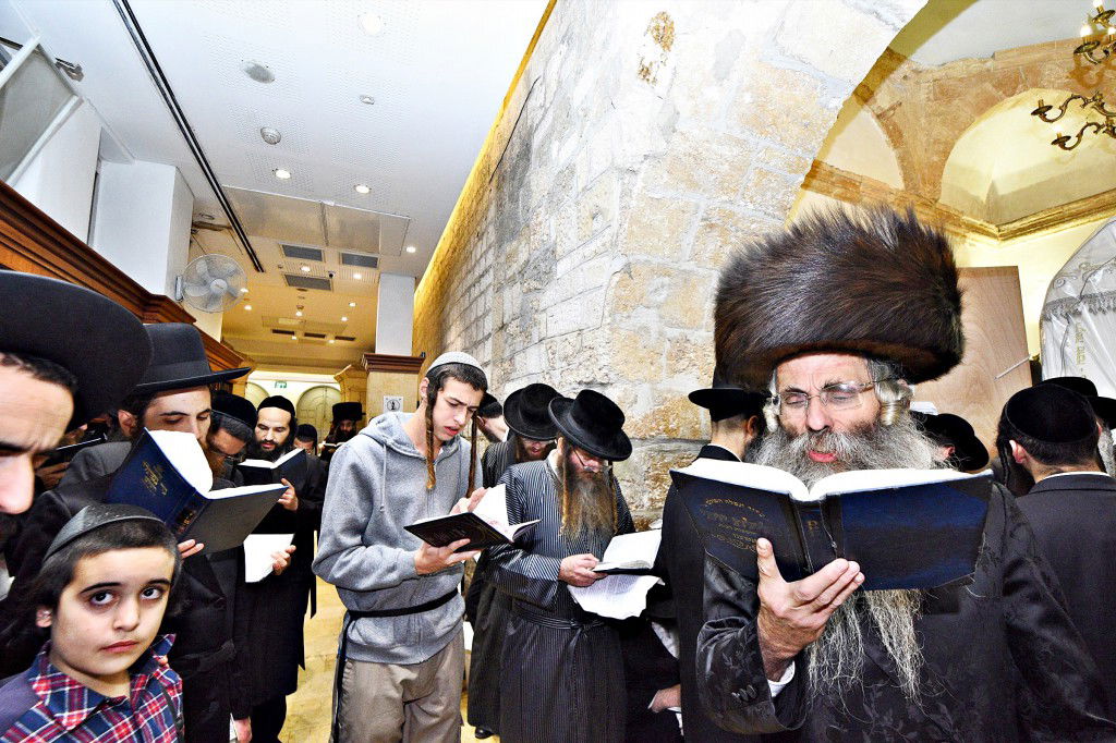 המונים פקדו את קברה של 'מאמע רחל' • תיעוד נרחב