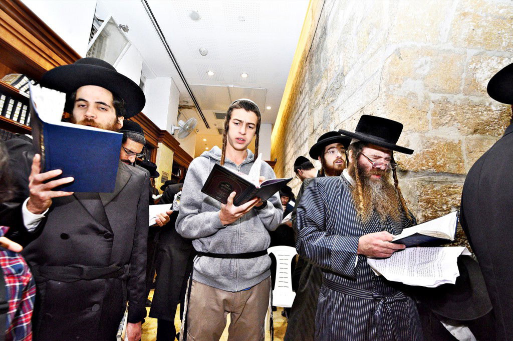 המונים פקדו את קברה של 'מאמע רחל' • תיעוד נרחב