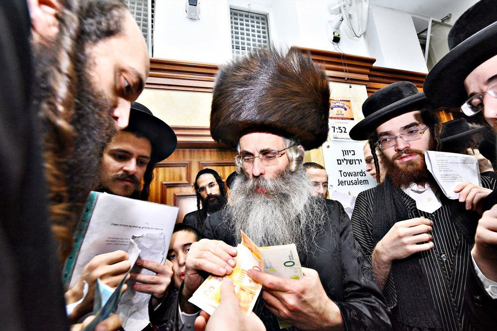 המונים פקדו את קברה של 'מאמע רחל' • תיעוד נרחב