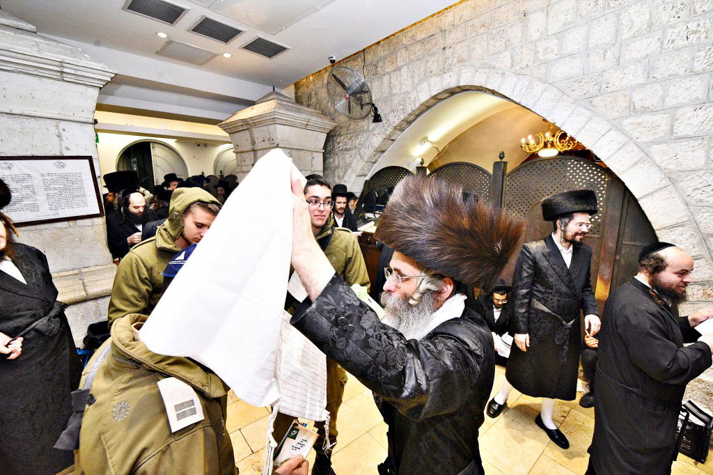 המונים פקדו את קברה של 'מאמע רחל' • תיעוד נרחב