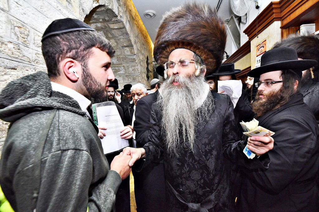 המונים פקדו את קברה של 'מאמע רחל' • תיעוד נרחב