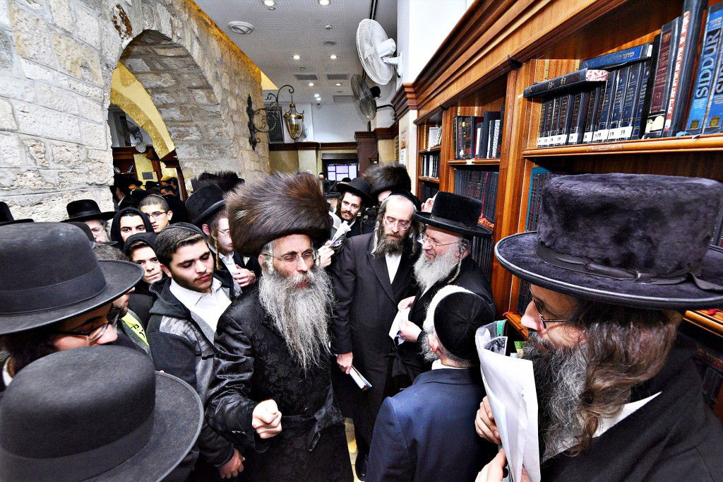 המונים פקדו את קברה של 'מאמע רחל' • תיעוד נרחב