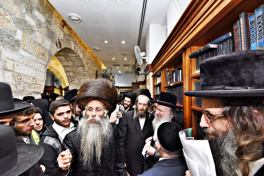 המונים פקדו את קברה של 'מאמע רחל' • תיעוד נרחב