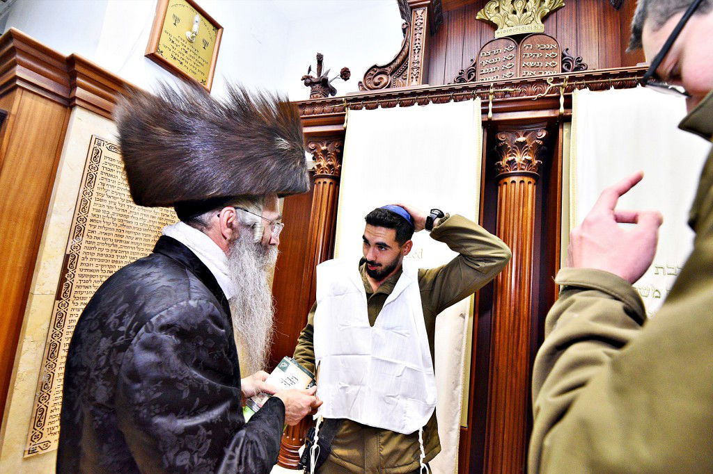 המונים פקדו את קברה של 'מאמע רחל' • תיעוד נרחב