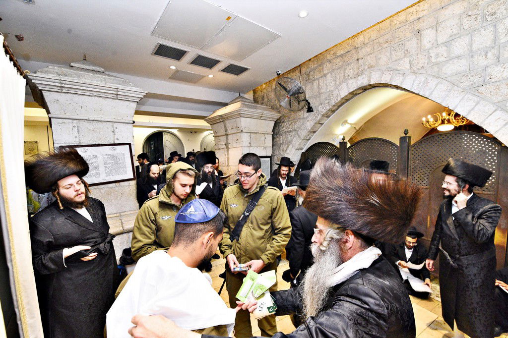 המונים פקדו את קברה של 'מאמע רחל' • תיעוד נרחב