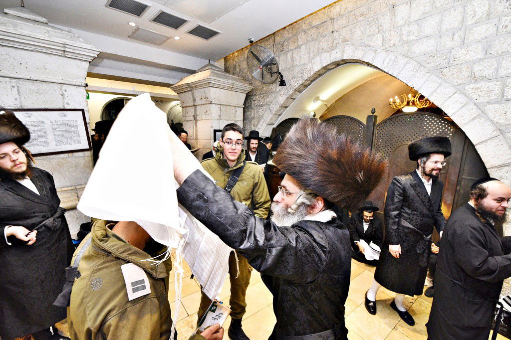 המונים פקדו את קברה של 'מאמע רחל' • תיעוד נרחב