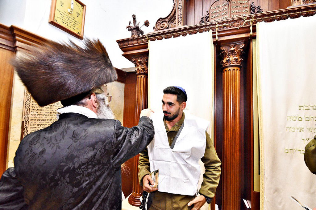 המונים פקדו את קברה של 'מאמע רחל' • תיעוד נרחב