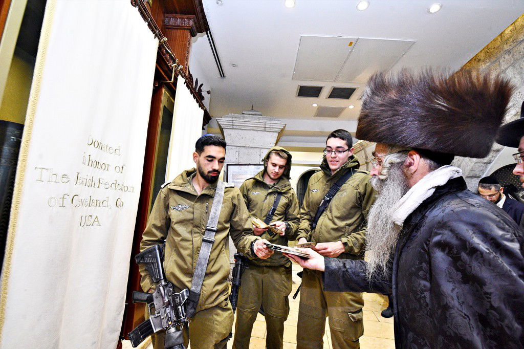 המונים פקדו את קברה של 'מאמע רחל' • תיעוד נרחב