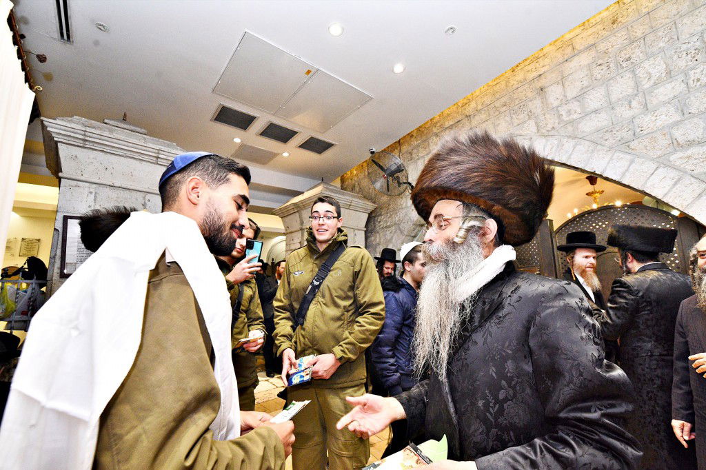 המונים פקדו את קברה של 'מאמע רחל' • תיעוד נרחב