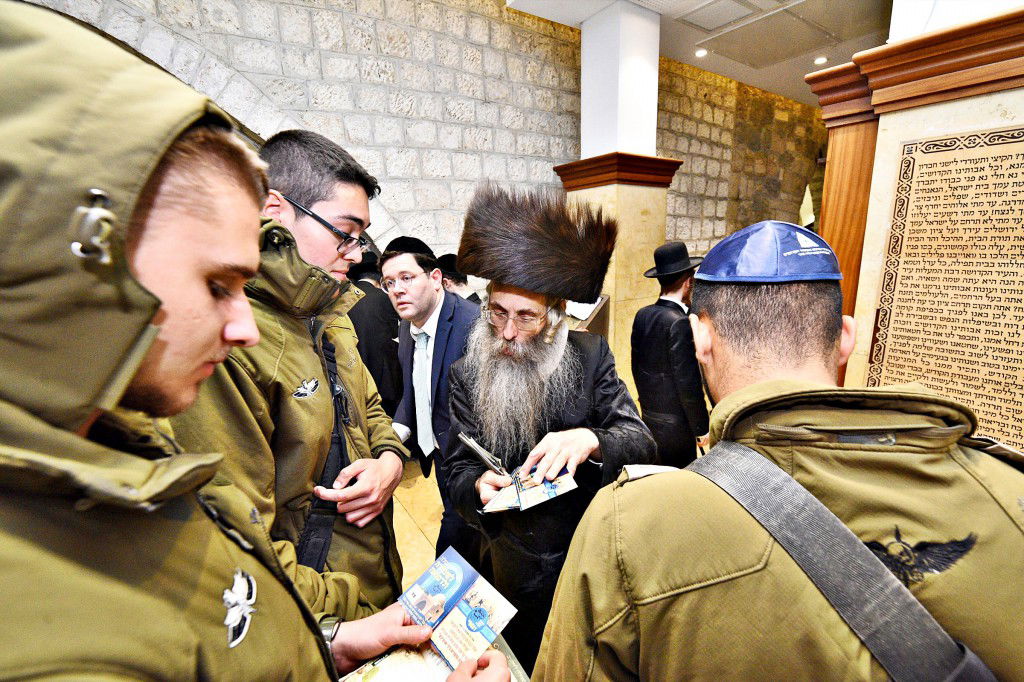 המונים פקדו את קברה של 'מאמע רחל' • תיעוד נרחב