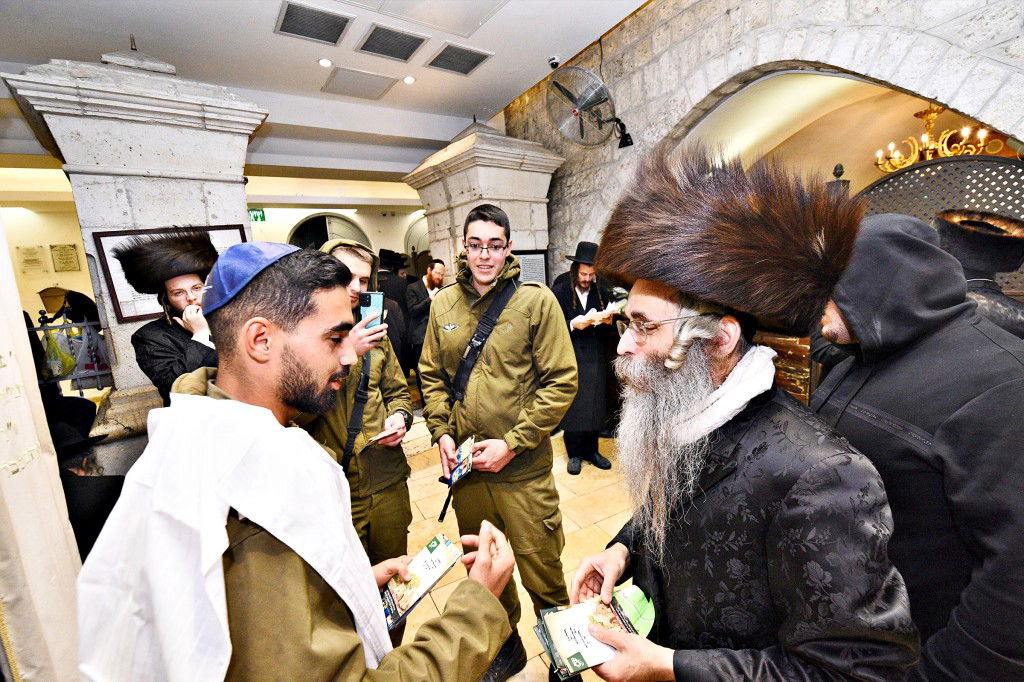 המונים פקדו את קברה של 'מאמע רחל' • תיעוד נרחב