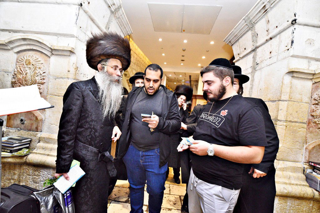 המונים פקדו את קברה של 'מאמע רחל' • תיעוד נרחב