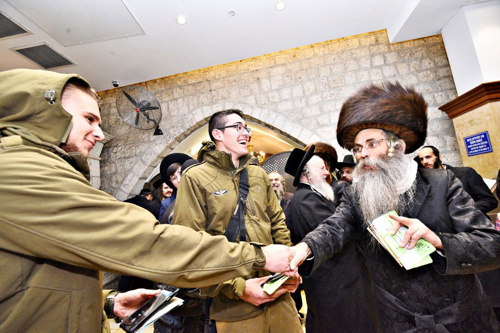 המונים פקדו את קברה של 'מאמע רחל' • תיעוד נרחב