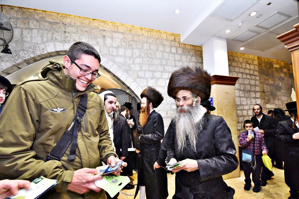 המונים פקדו את קברה של 'מאמע רחל' • תיעוד נרחב