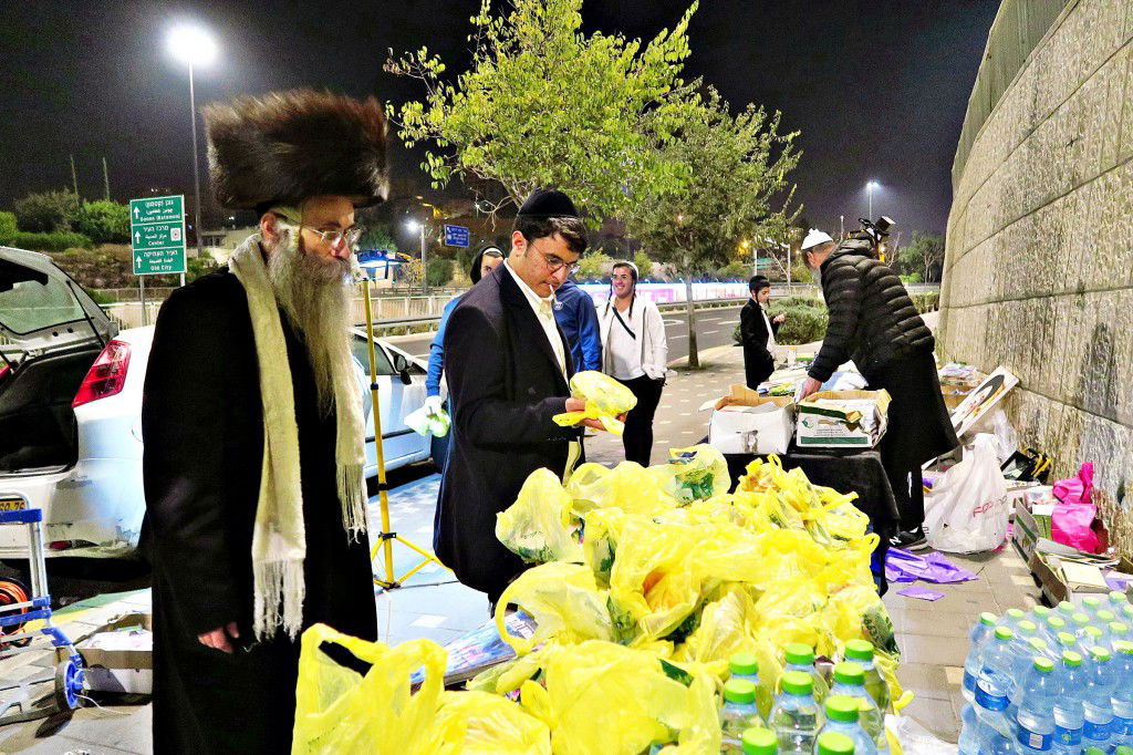 המונים פקדו את קברה של 'מאמע רחל' • תיעוד נרחב