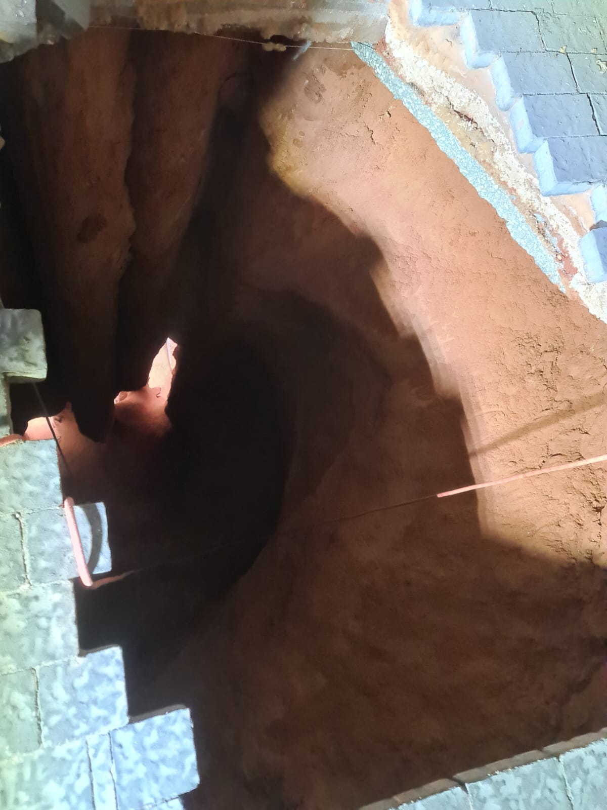 בולען נפער בהוד השרון; ישנו חשש לקריסתו של הבניין