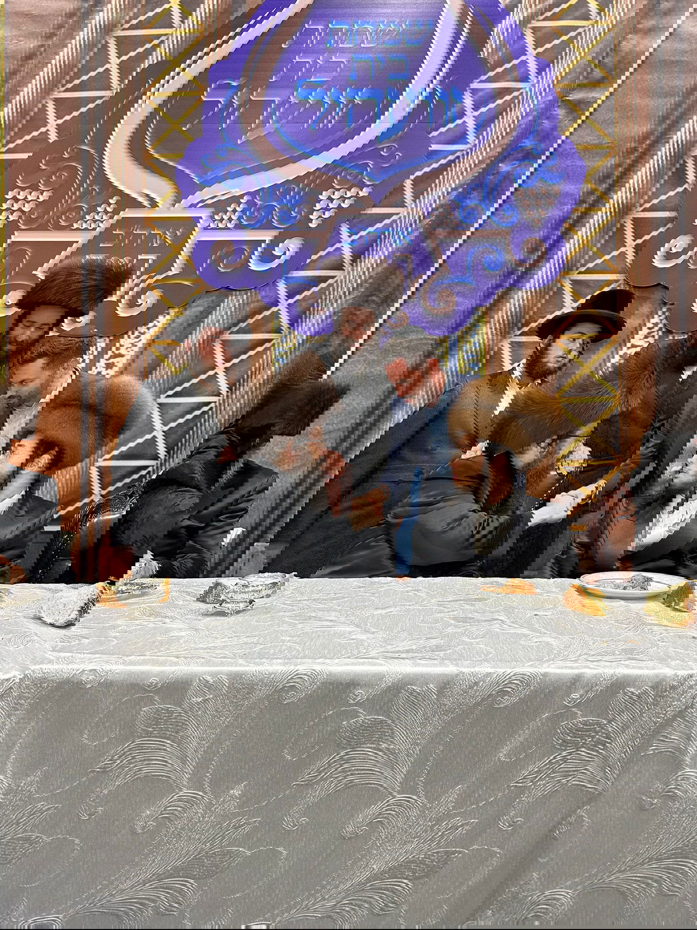 שמחת האירוסין לנכדי האדמו"רים מקרעטשניף וסקווירא