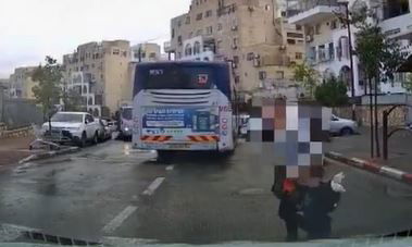 הילדים חוצים את הכביש, לאחר שכמעט נדרסו