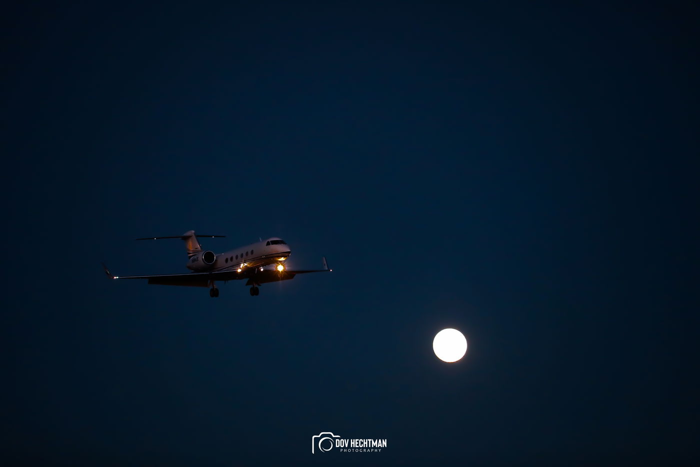 ניו יורק: ליקוי ירח על רקע כלי טיס • תיעוד מרהיב