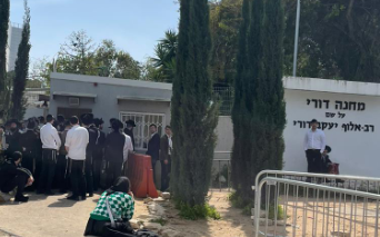 בחורי ישיבות ליד לשכת הגיוס