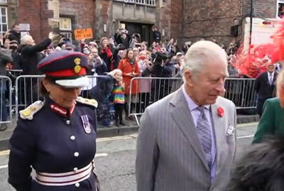 מפגין זרק ביצה על המלך החדש וזעק: "בריטניה נבנתה על דם עבדים"