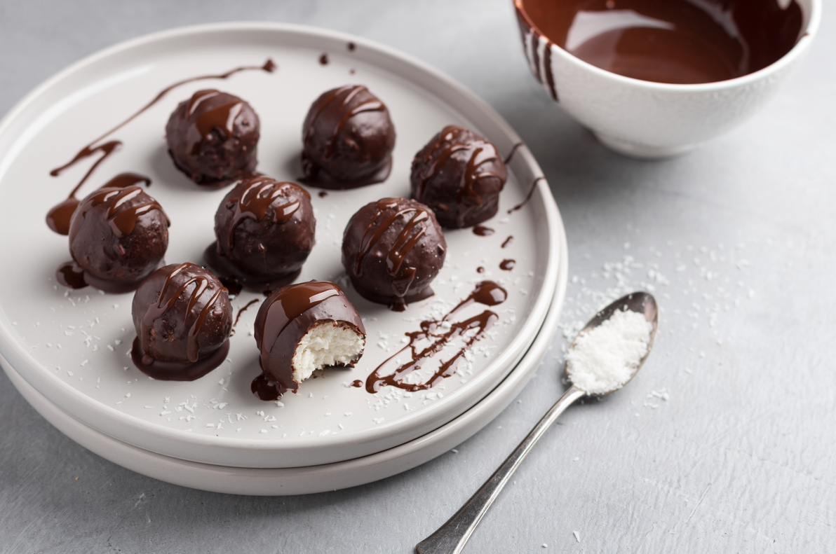כמו חטיף באונטי, רק בכשרות מהודרת: כדורי קוקוס מצופים בשוקולד