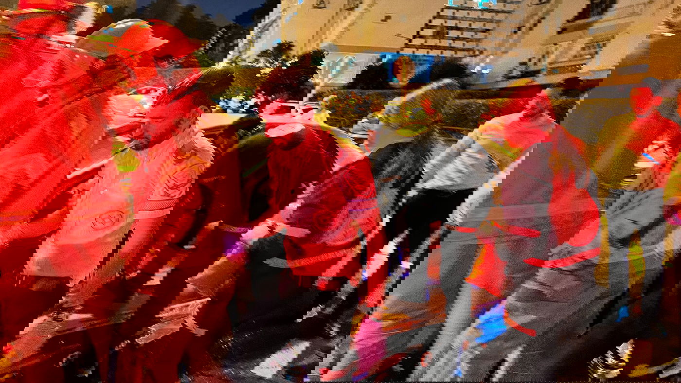 אדם שהיה מעורב בתאונת דרכים נלכד ברכבו | צפו בחילוץ