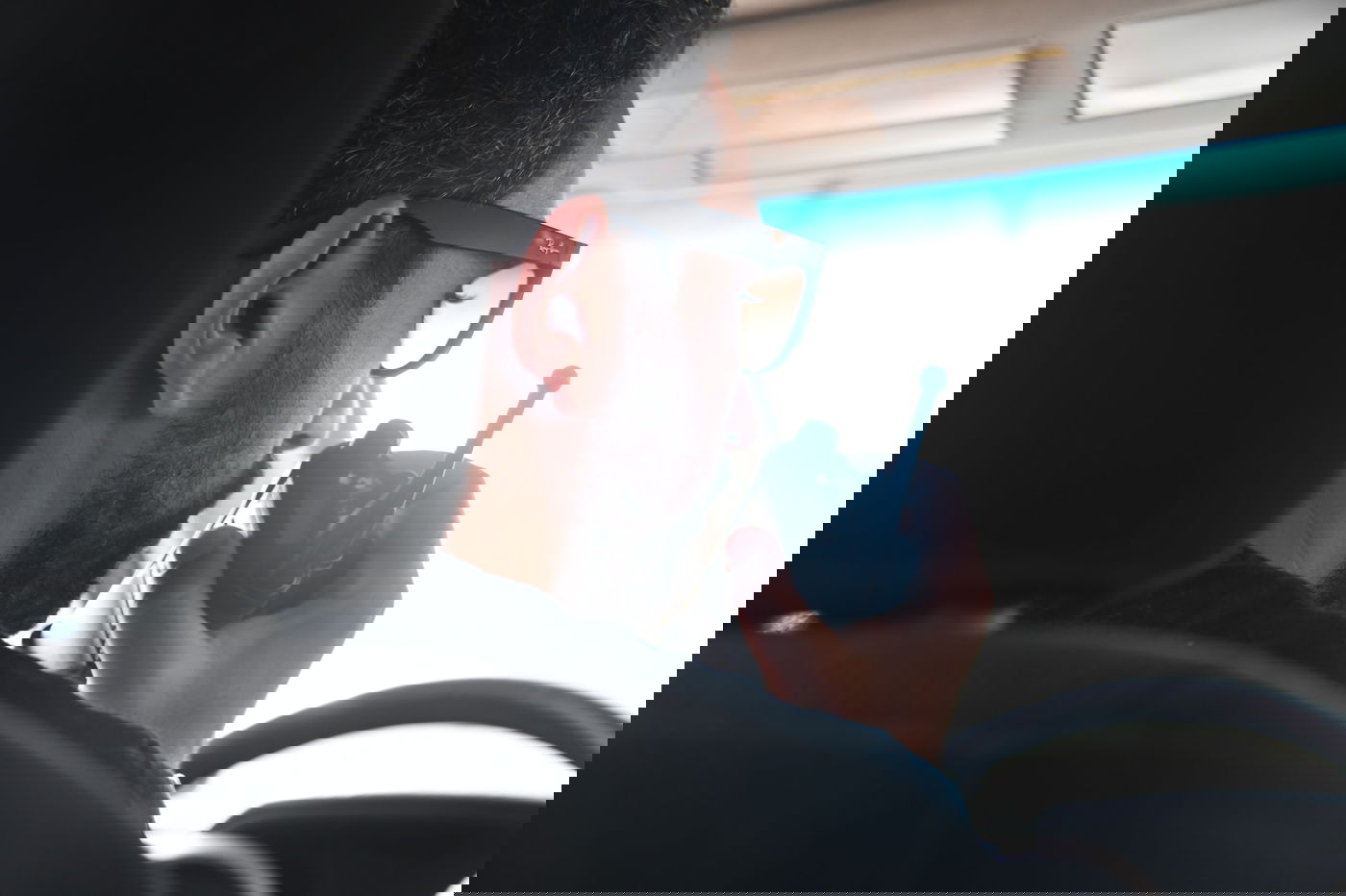 החשוד ניסה לזרוק סמים מהחלון ונתפס על ידי המשטרה