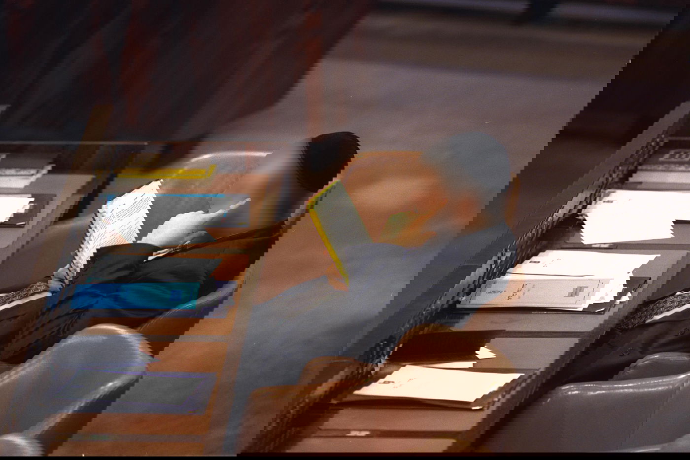 ח"כ חרדי לומד במליאה; אילוסטרציה, למצולם אין קשר לכתבה