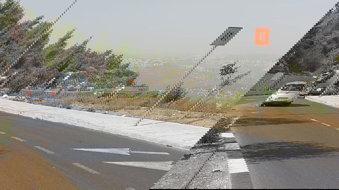 כאן. במורד הכביש - מתרחש סיפורנו