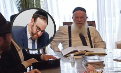 המשגיח בסלון ביתו | בעיגול: כותב השורות - ישראל רידר