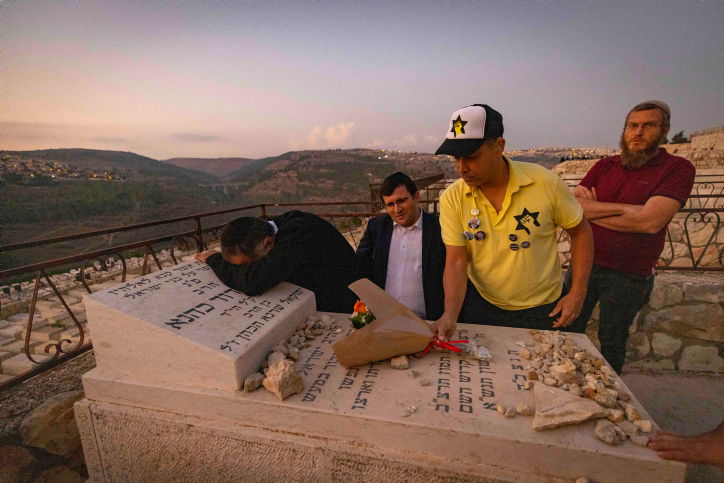 עם דגלי 'כך': בודדים עלו לקברו של הרב מאיר כהנא הי"ד