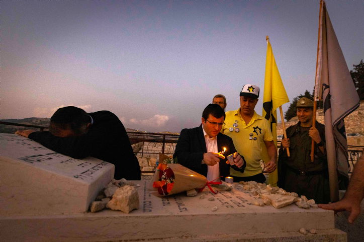 עם דגלי 'כך': בודדים עלו לקברו של הרב מאיר כהנא הי"ד