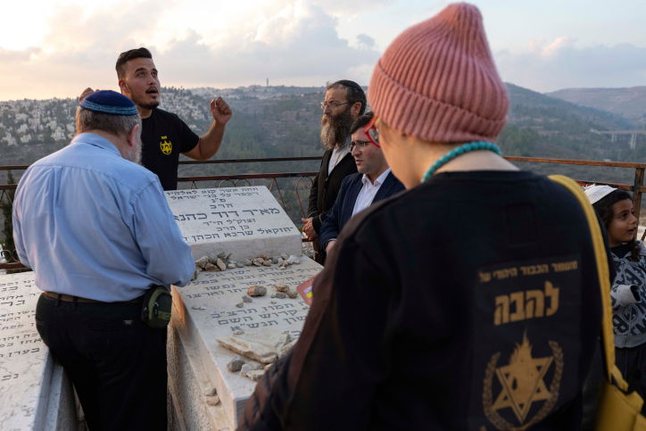 עם דגלי 'כך': בודדים עלו לקברו של הרב מאיר כהנא הי"ד