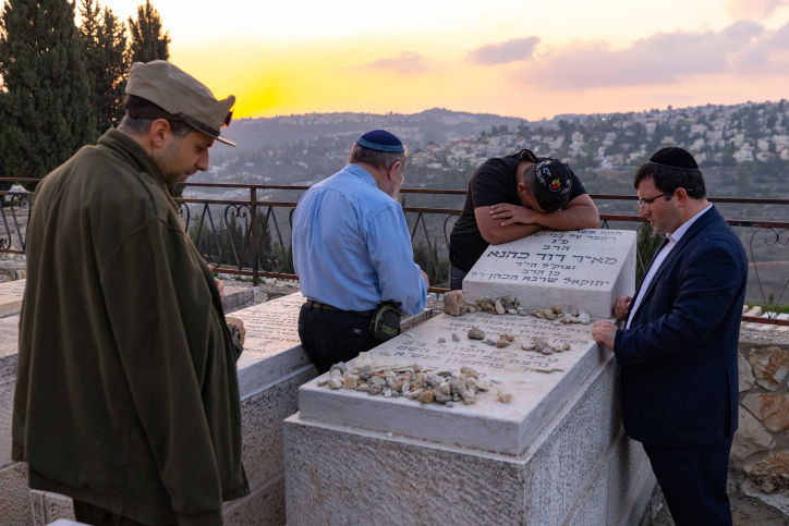 עם דגלי 'כך': בודדים עלו לקברו של הרב מאיר כהנא הי"ד