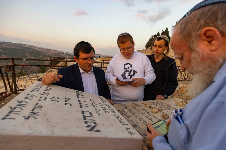 עם דגלי 'כך': בודדים עלו לקברו של הרב מאיר כהנא הי"ד