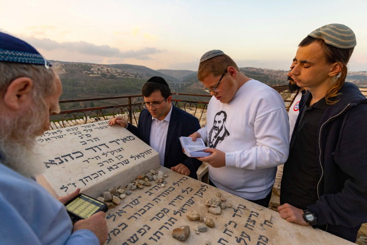 עם דגלי 'כך': בודדים עלו לקברו של הרב מאיר כהנא הי"ד