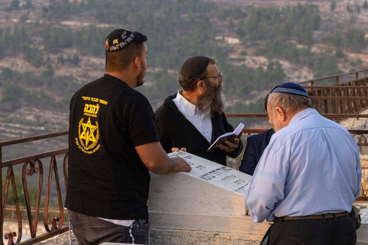 עם דגלי 'כך': בודדים עלו לקברו של הרב מאיר כהנא הי"ד