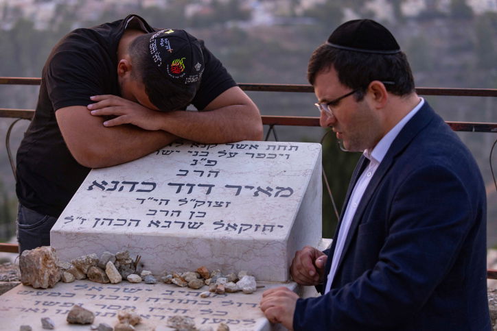 עם דגלי 'כך': בודדים עלו לקברו של הרב מאיר כהנא הי"ד